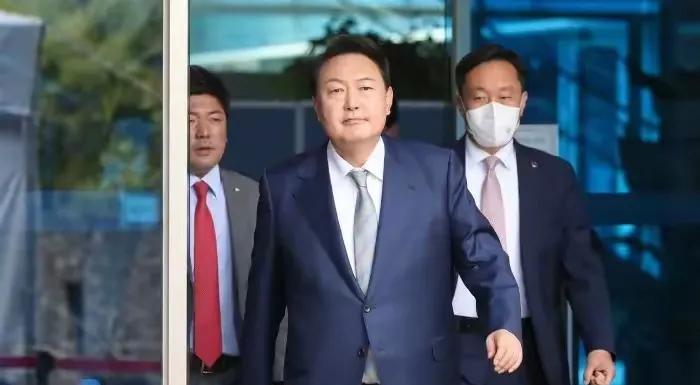 韩国原总统尹锡悦的警卫处次长金成勋言语上的致命一击，给尹新瑞造成了不可挽救的损失
