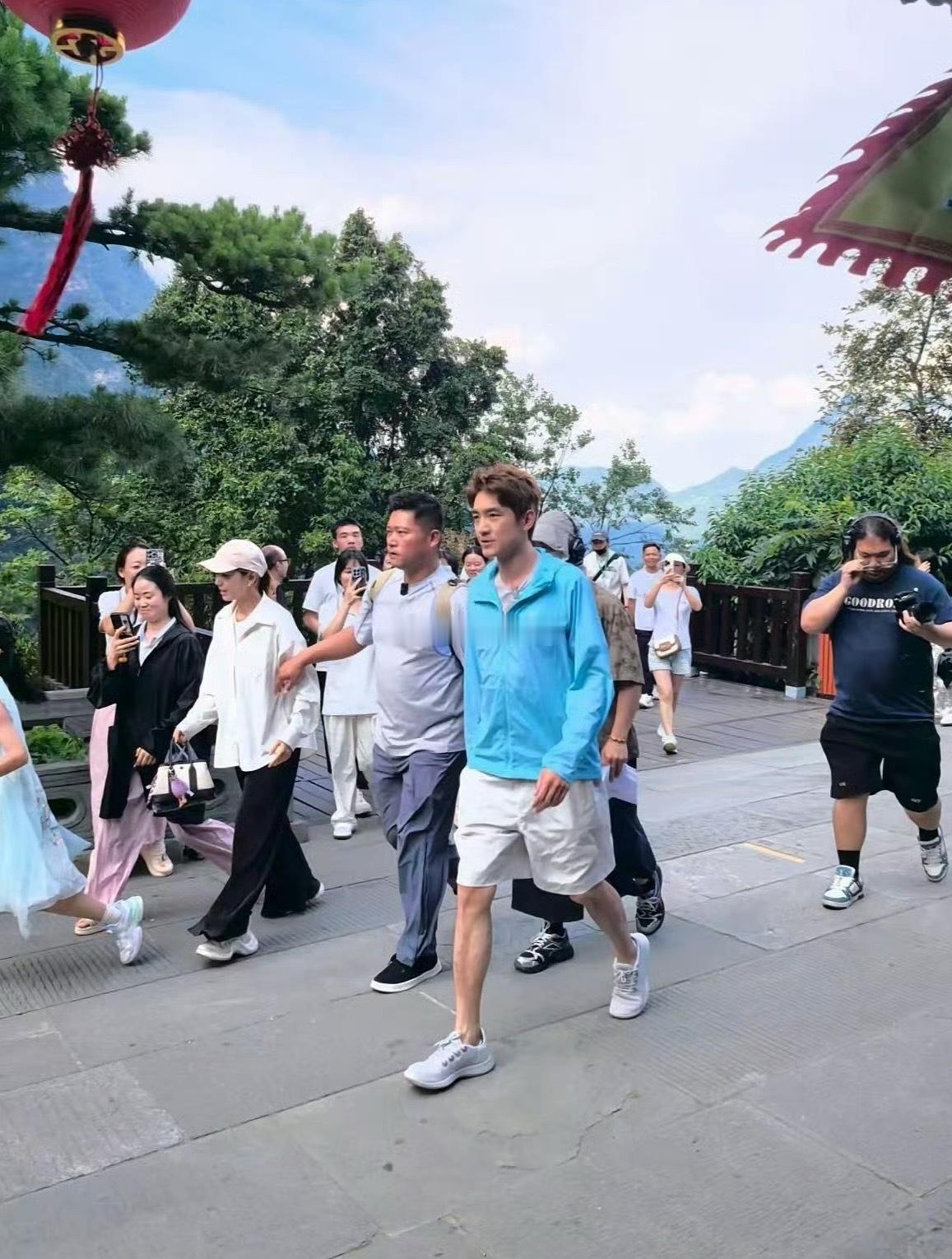 哈哈是真红温了…林更新爬武当山红温了​​​