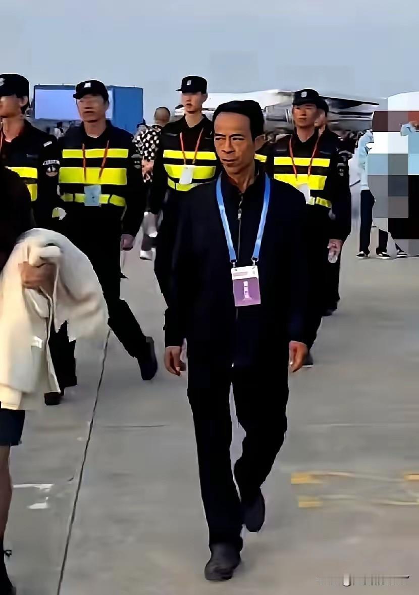 我的老天爷呀，鸡排哥这才多久啊？短短一个月就从平民一跃成顶级巨星了！走到哪儿都有