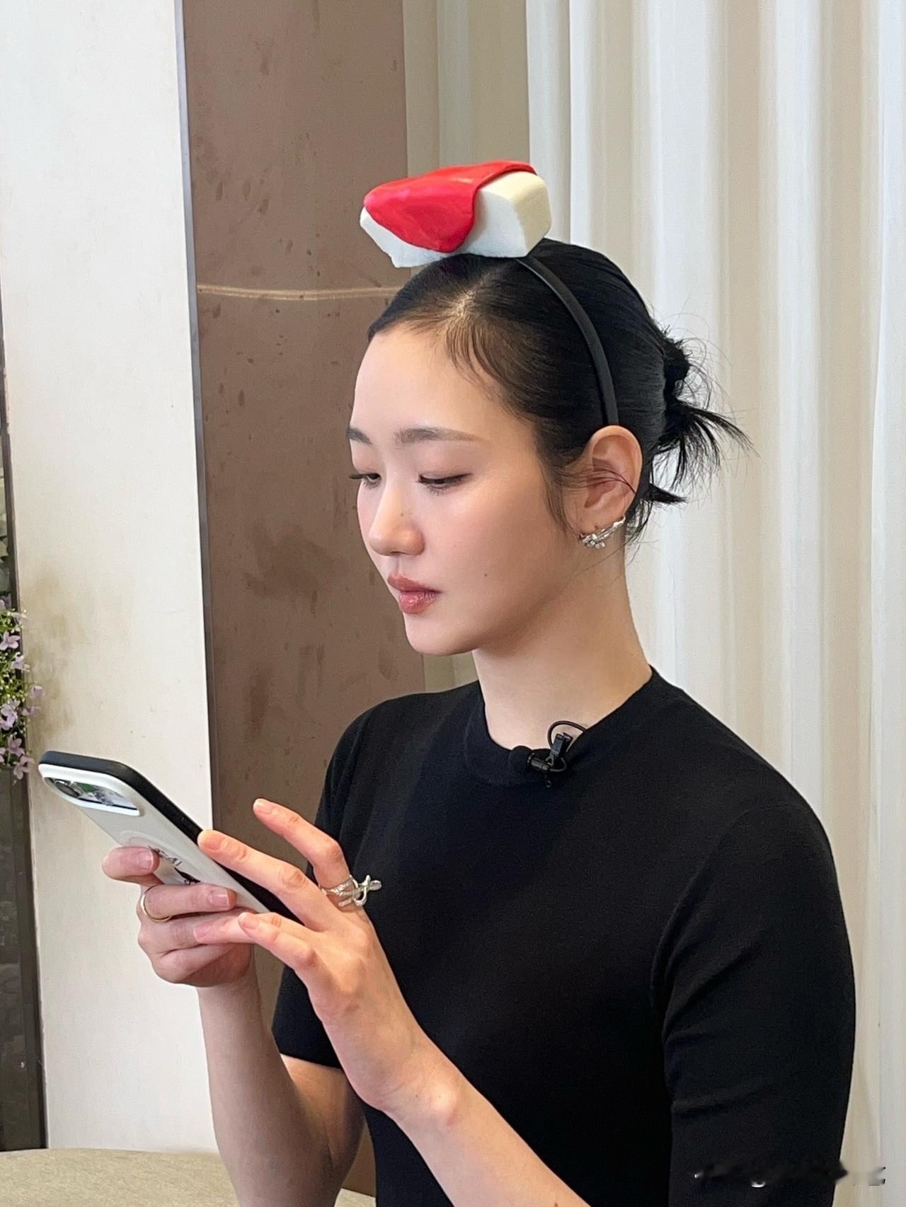 8日，演员金高银在自己的Instagram上传了照片。照片中，金高银身着黑色服装