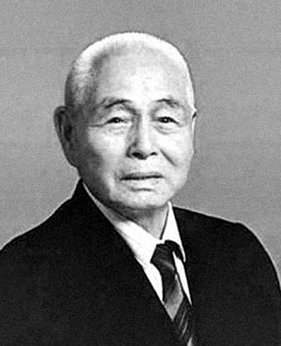 1965年6月26日，卫生部部长钱信忠向毛主席汇报卫生工作。钱信忠出身行伍，曾任