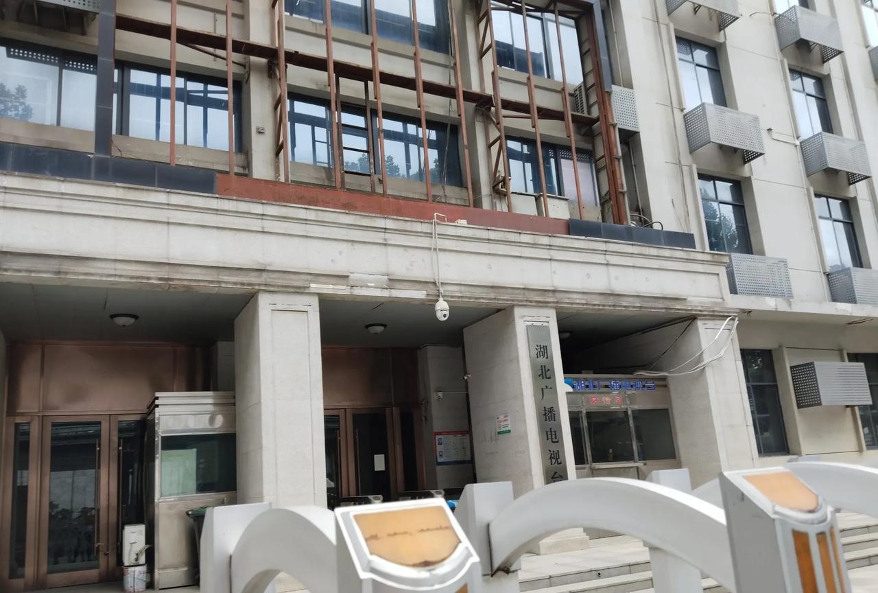 武汉解放大道上的“湖北人民广播电视台”今年搬走后，原地址在中山公园旁边。已是人去