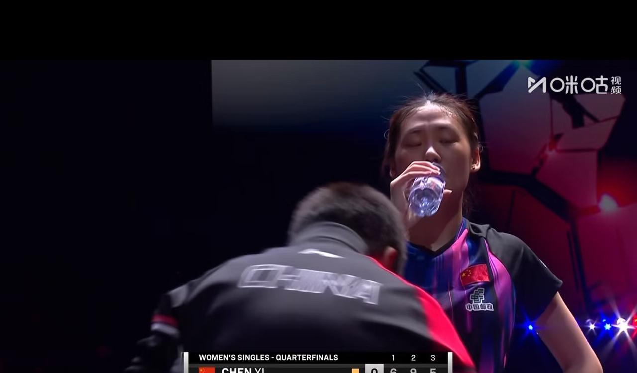 陈熠一举成名—再赢进世界前十，男队庆祝陈熠逆转WTT美大满贯女单比赛中陈熠