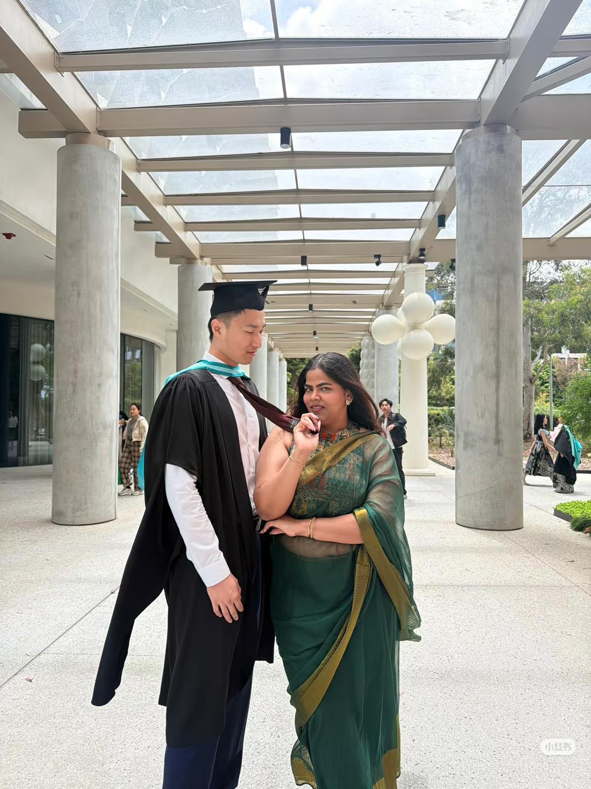 笑死了，一个在澳大利亚的中国男留学生找了一个印度女朋友，引来八方点赞和毒舌评论。