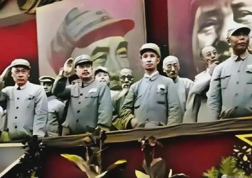 照片前排站在陈毅与粟裕中间者，才是解放战争时华东地区党政军一把手，而以他为代表的