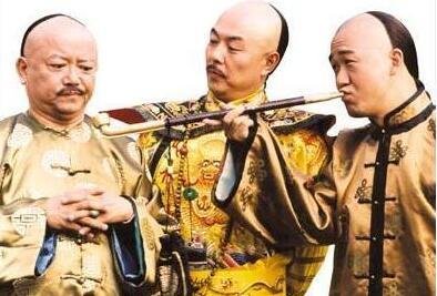 和珅大设宴席请纪晓岚吃饭，想趁机羞辱纪晓岚一番。他吩咐下人牵来一条狗，一脸坏笑地