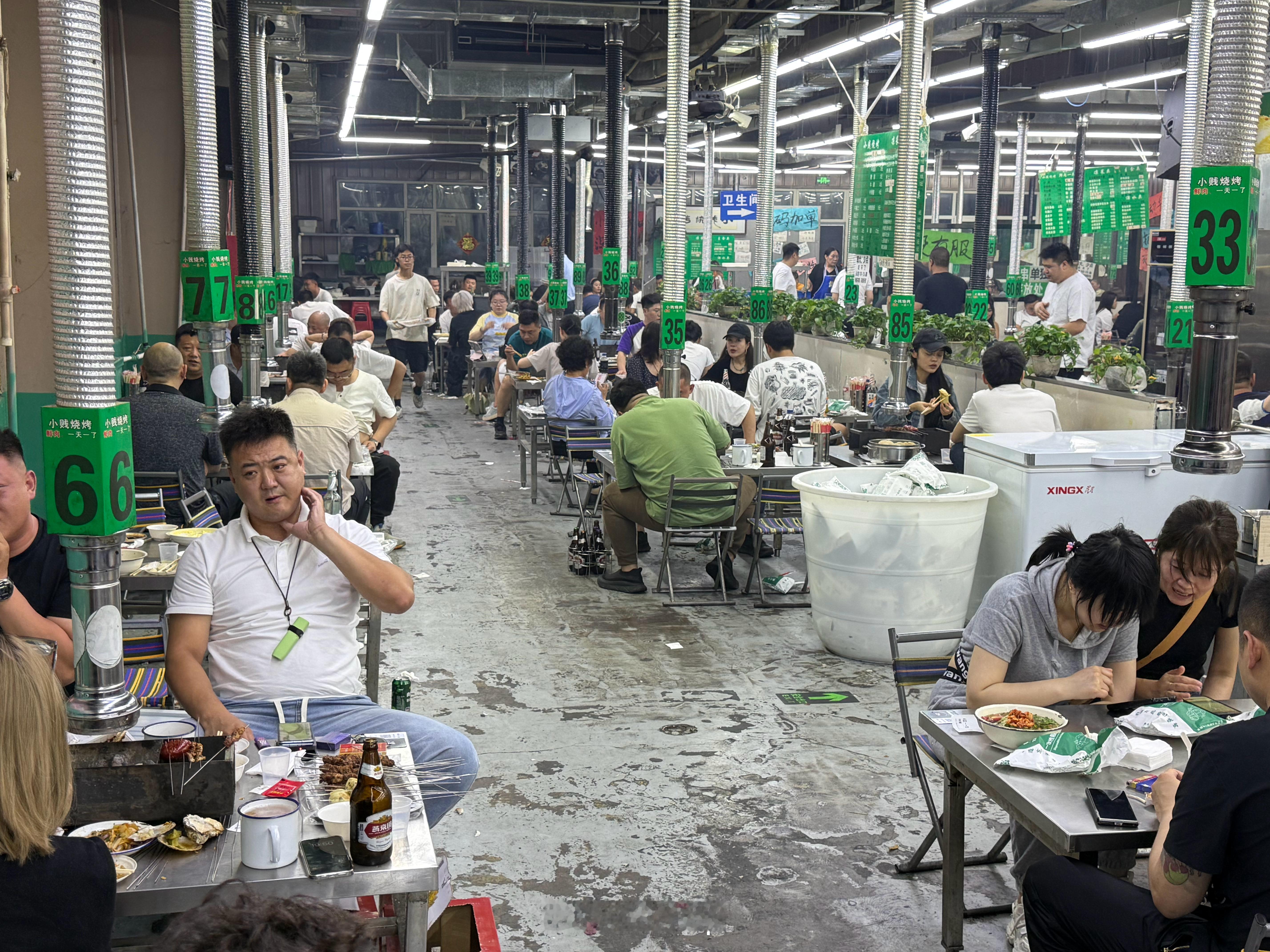 带吃个苍蝇馆子，烧烤就得吃这种接地气的，东北人的热情，我今天必须表现好！​​​