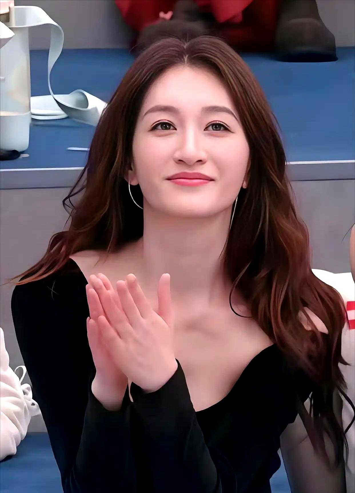 都说娱乐圈靠背景？但她偏偏是个例外！最近好奇去扒了扒李小冉，结果真让我惊到了