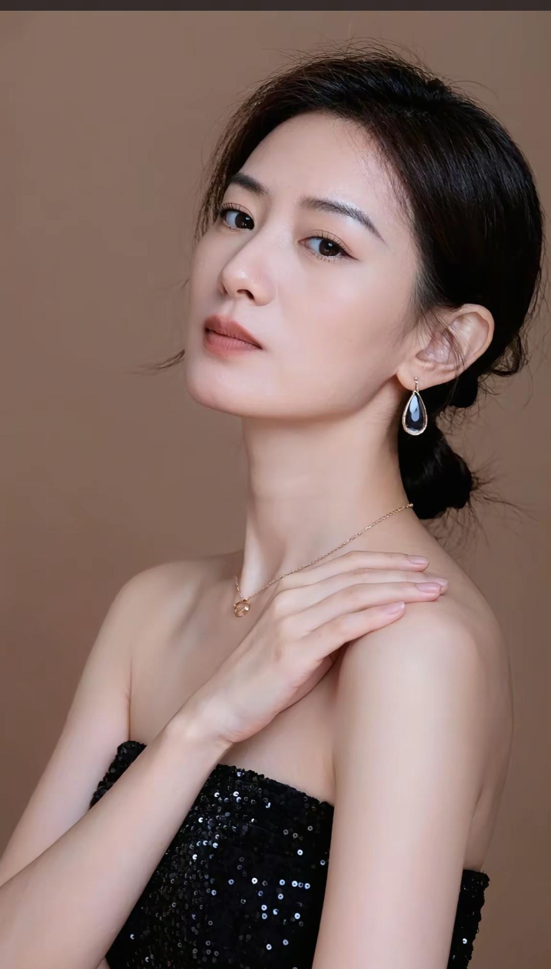 优雅黑裙，闪耀耳环，气质女神范儿