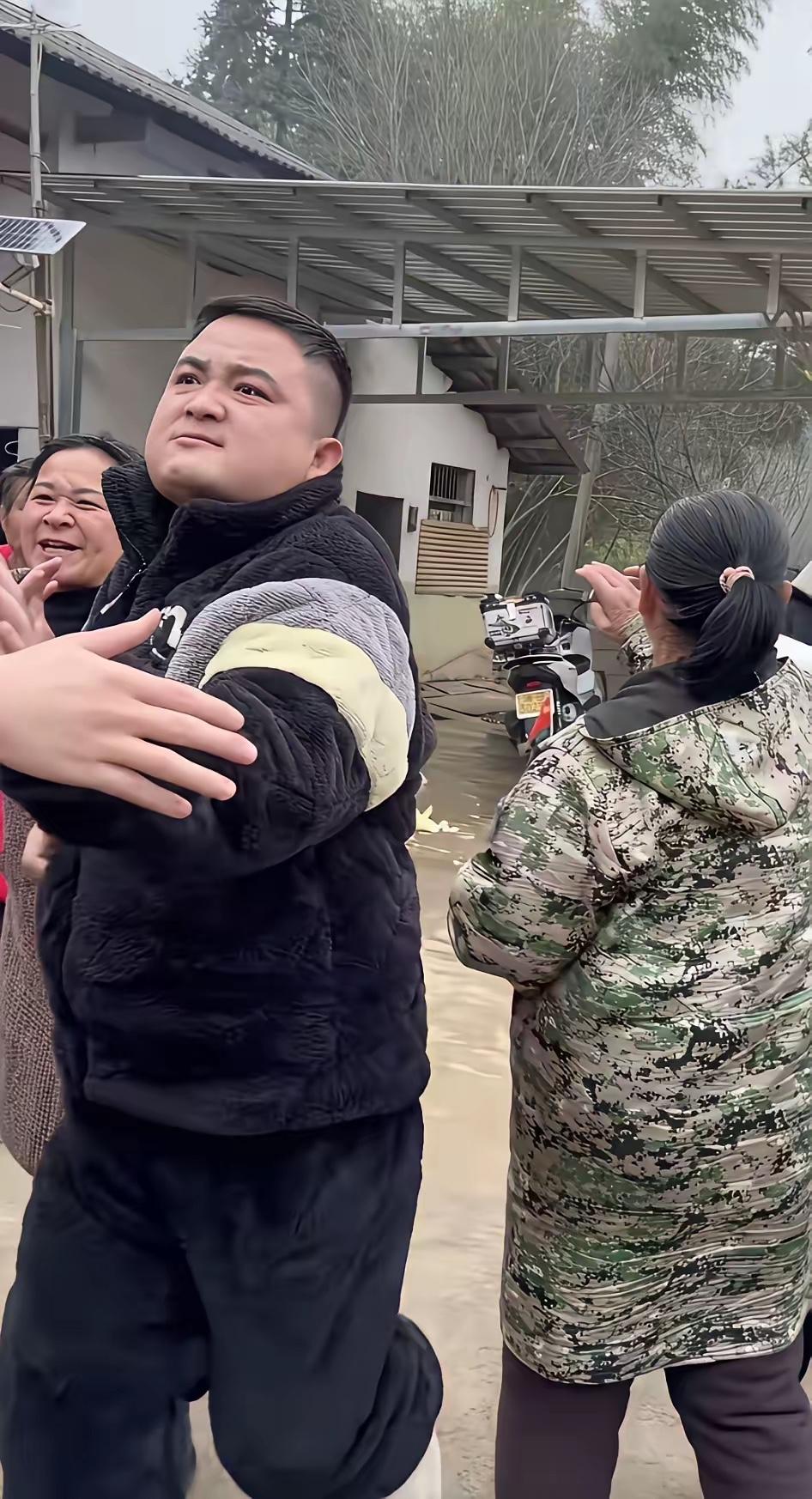 人民群众里面有坏人啊，我们也是头一次见到活土匪了。1月17日，几个精神小伙跑到