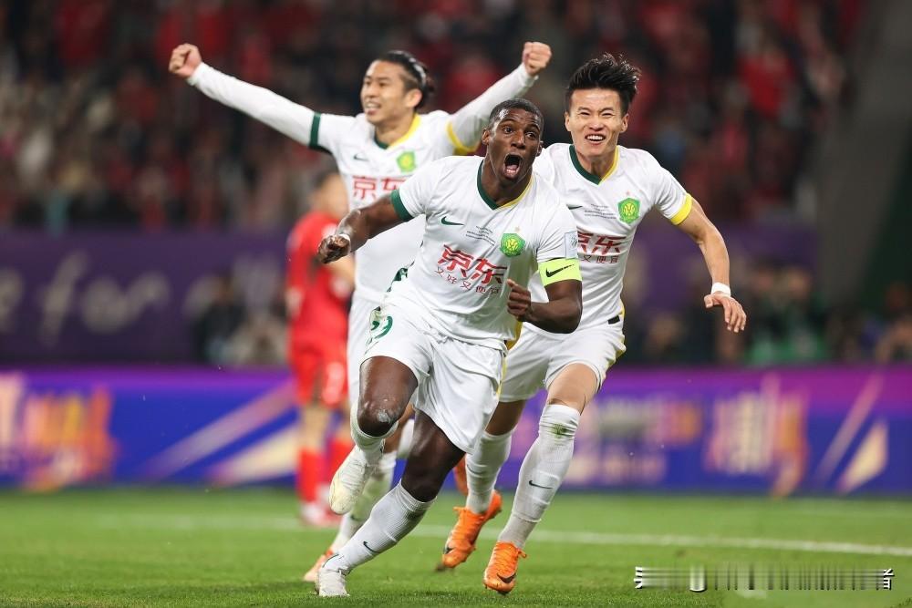 北京国安捧起足协杯冠军，一路连克六支国内劲旅，其过程看似壮阔，却暗藏中国足球长久