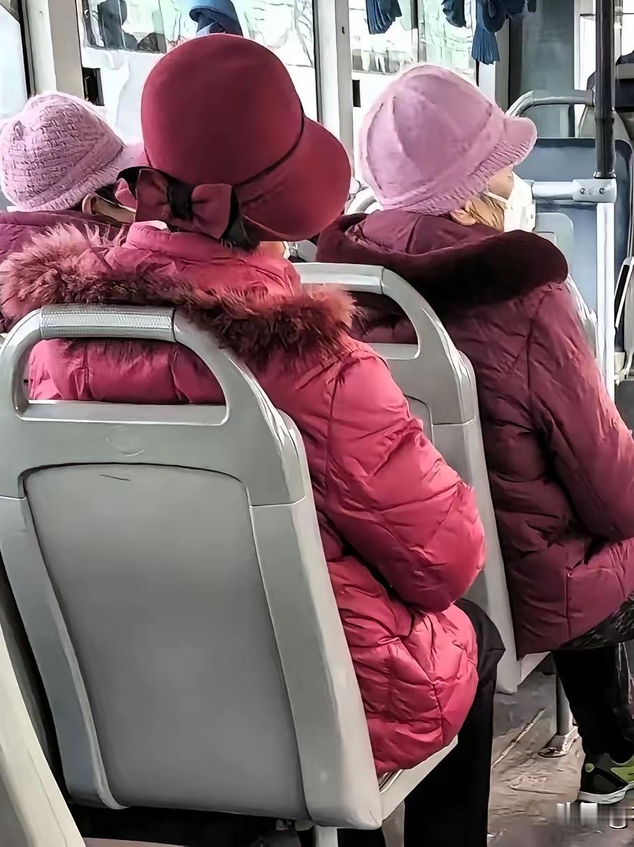 告诉大家一个扎心的事实：60岁以上大妈爱戴帽子，根本不是为了遮白发、赶时髦，背后