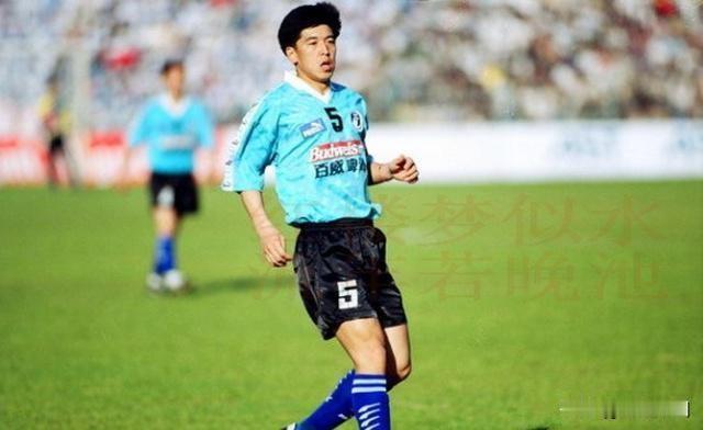 徐弘职业联赛注册年龄为1968年5月14日，可他参加1992年奥运预选赛时已近2