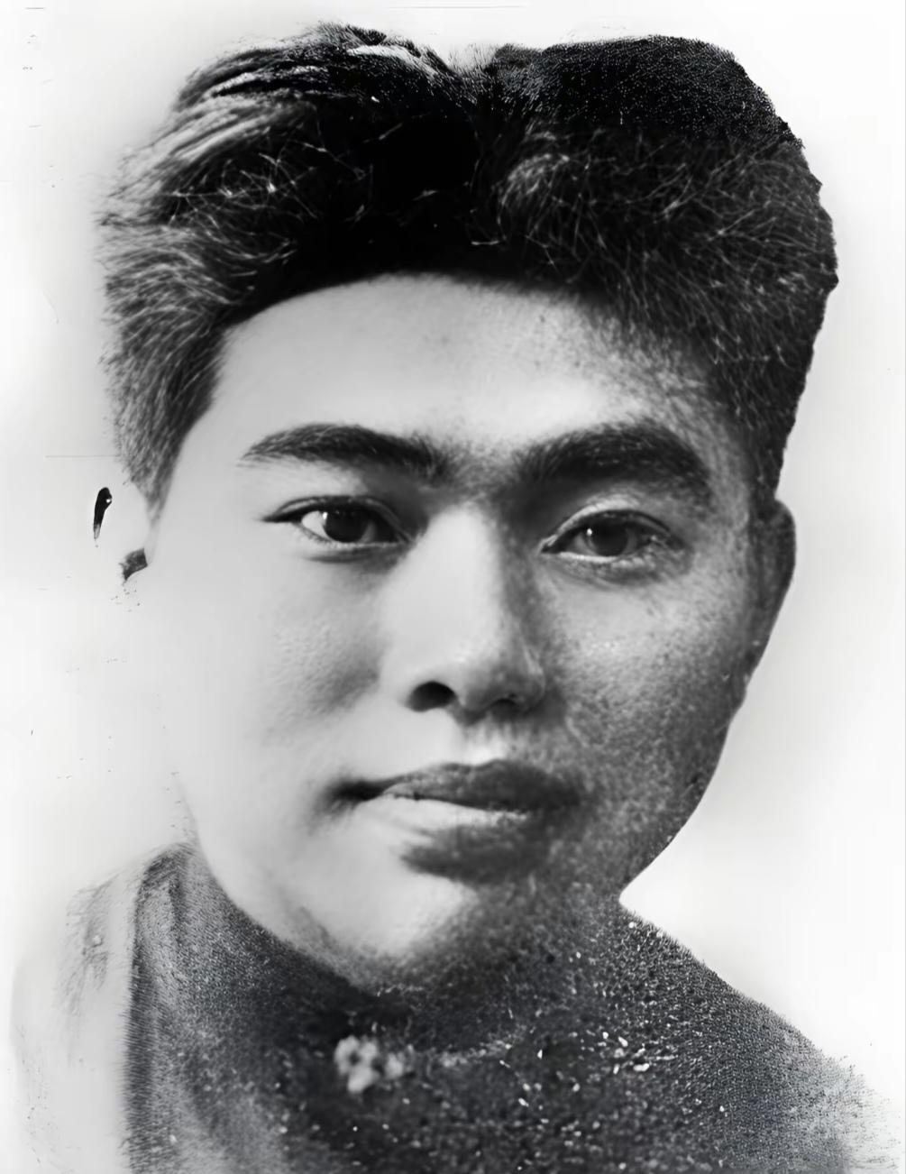 1941年，寒冬凛冽，戴着沉重脚镣的何功伟被押至刑场，面前是台阶。国民党刽子