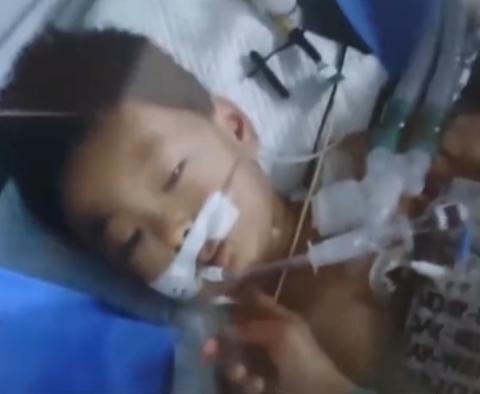 痛心！重庆4岁半男孩冉冉与1岁妹妹在客厅玩耍时跑进主卧，房门意外反锁，爸爸尝试开