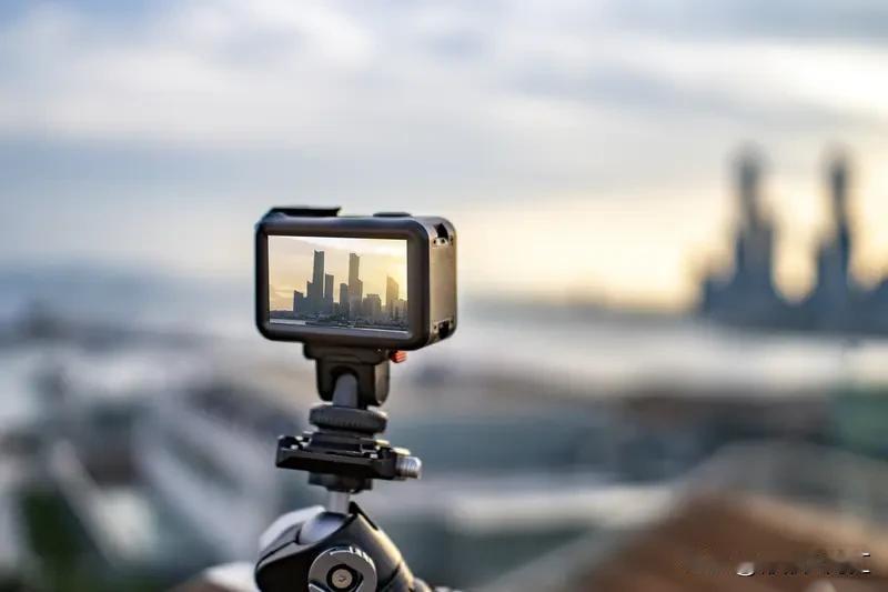 补帧，也叫“插帧”或“增加帧数”，就是在原有的视频或动画帧之间增加新的帧，让画面