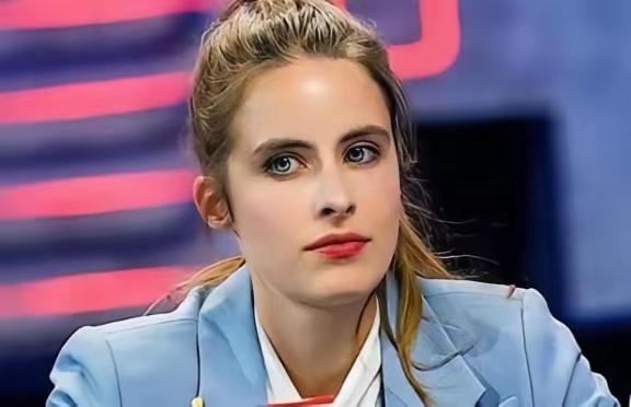 "不让我去中国找他，我就终身不嫁！"2021年，一位年轻貌美的美国女学霸不顾父母