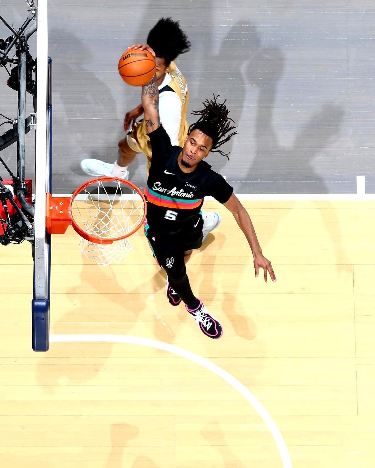 讲真，卡斯尔那个40+三双的数据，我来来回回看了三遍。19投15中，命中率快干