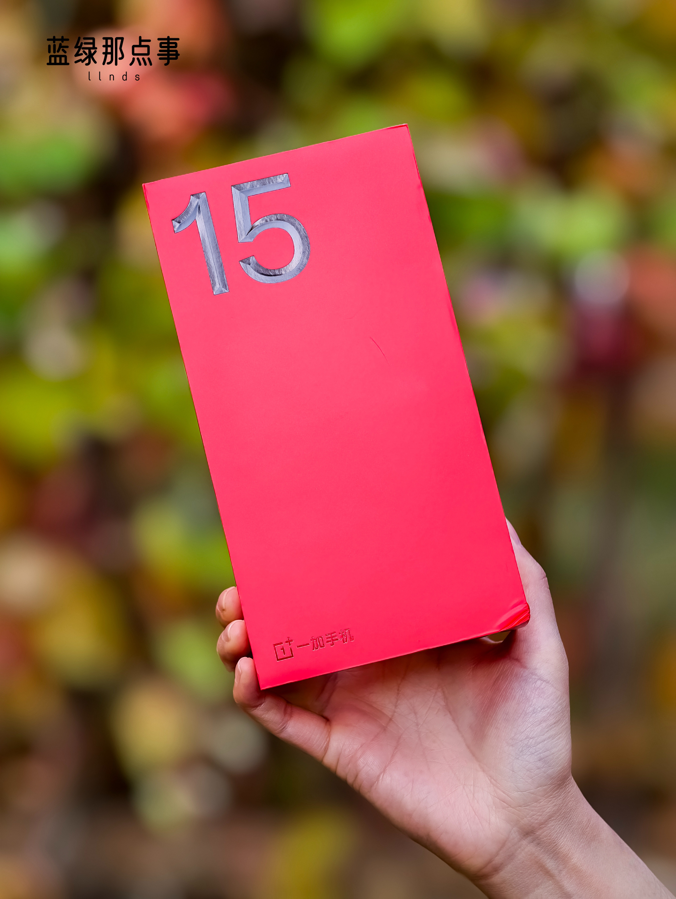 165Hz+凝光影像这是一加数字旗舰的全新出发一加15雾光紫,光是放在那就很