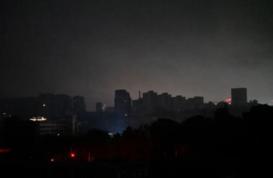 泽连斯基笑不出来了，俄罗斯一轮大规模空袭，直接把乌克兰电力设施炸爆了，基辅整座城