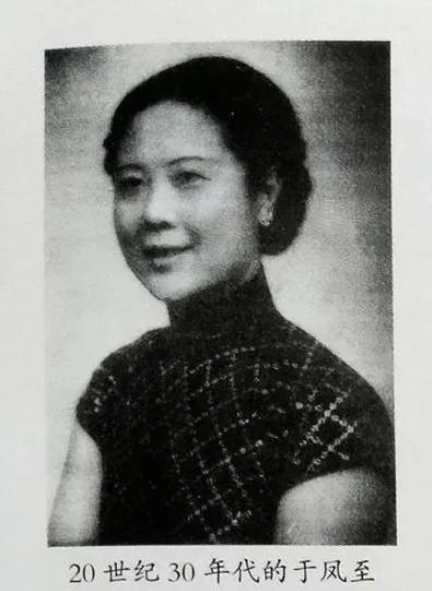 1937年，张学良走进寺庙上香，一个女子悄悄掏出手枪，准备杀死他。这时，于凤至双