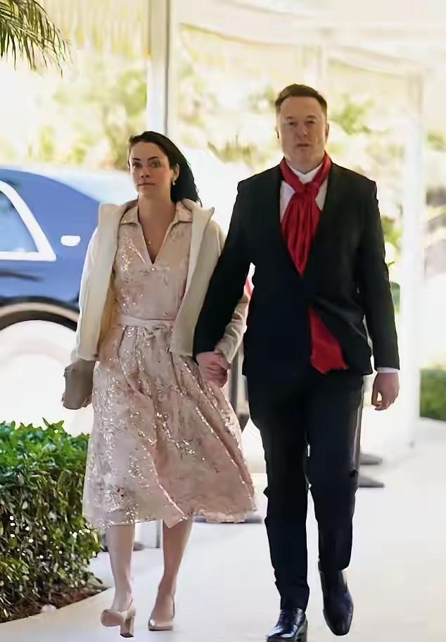 马斯克牵手印度裔女友高调亮相海湖庄园婚礼！54岁首富+39岁AI天才，4年生4娃