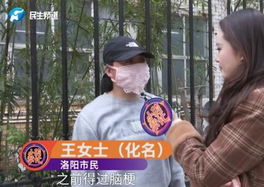 河南洛阳，一女子把70岁老母送养老院，护工端一盆开水，直接把母亲左脚丢进盆里，母