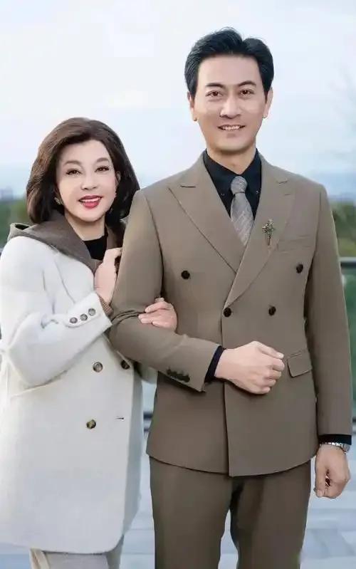 刘晓庆那小30岁的“老公”竟登上节目，还当场晒出结婚证，这可把庆奶乐坏啦，笑得嘴