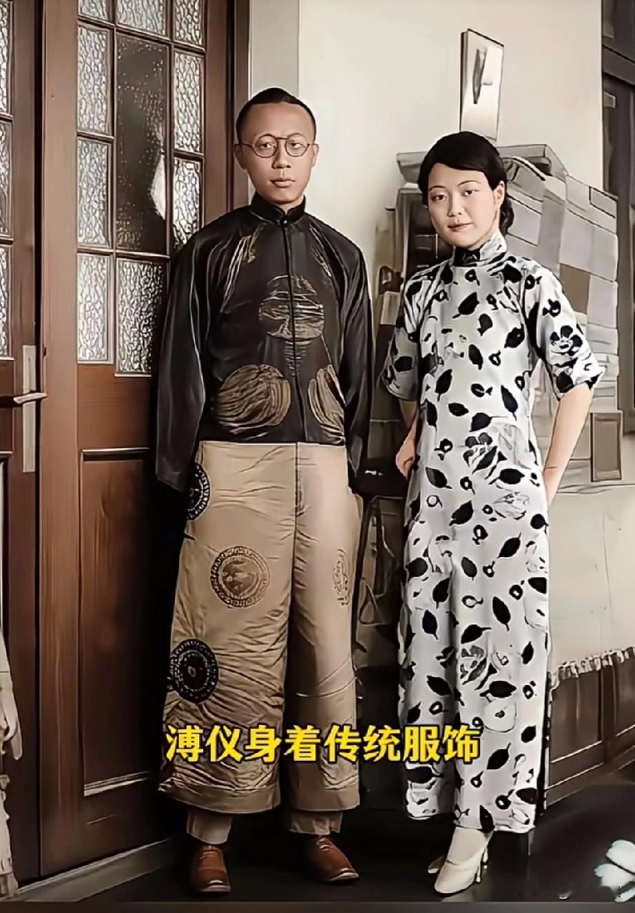 1922年的老照片，溥仪身着传统服饰，帅气尽显。那时他刚迷上照相，在简洁背景前