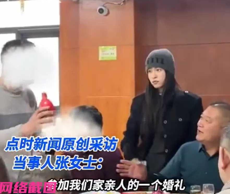 山东临沂有家四口人去参加亲人的婚礼。只是在婚宴上，这家爸爸被熟悉的各类人在不