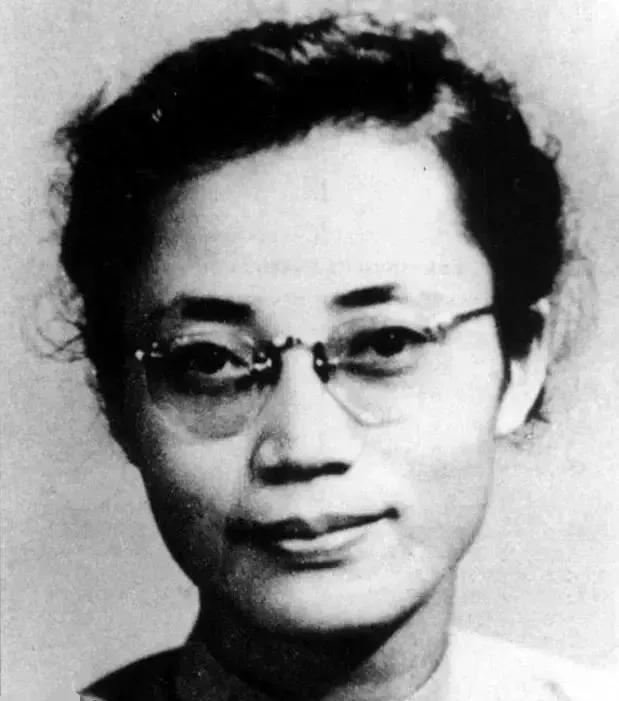 1950年，萧明华被捕，面对严刑拷打，她宁死不屈，就在这时，她忽然想起了什么，对