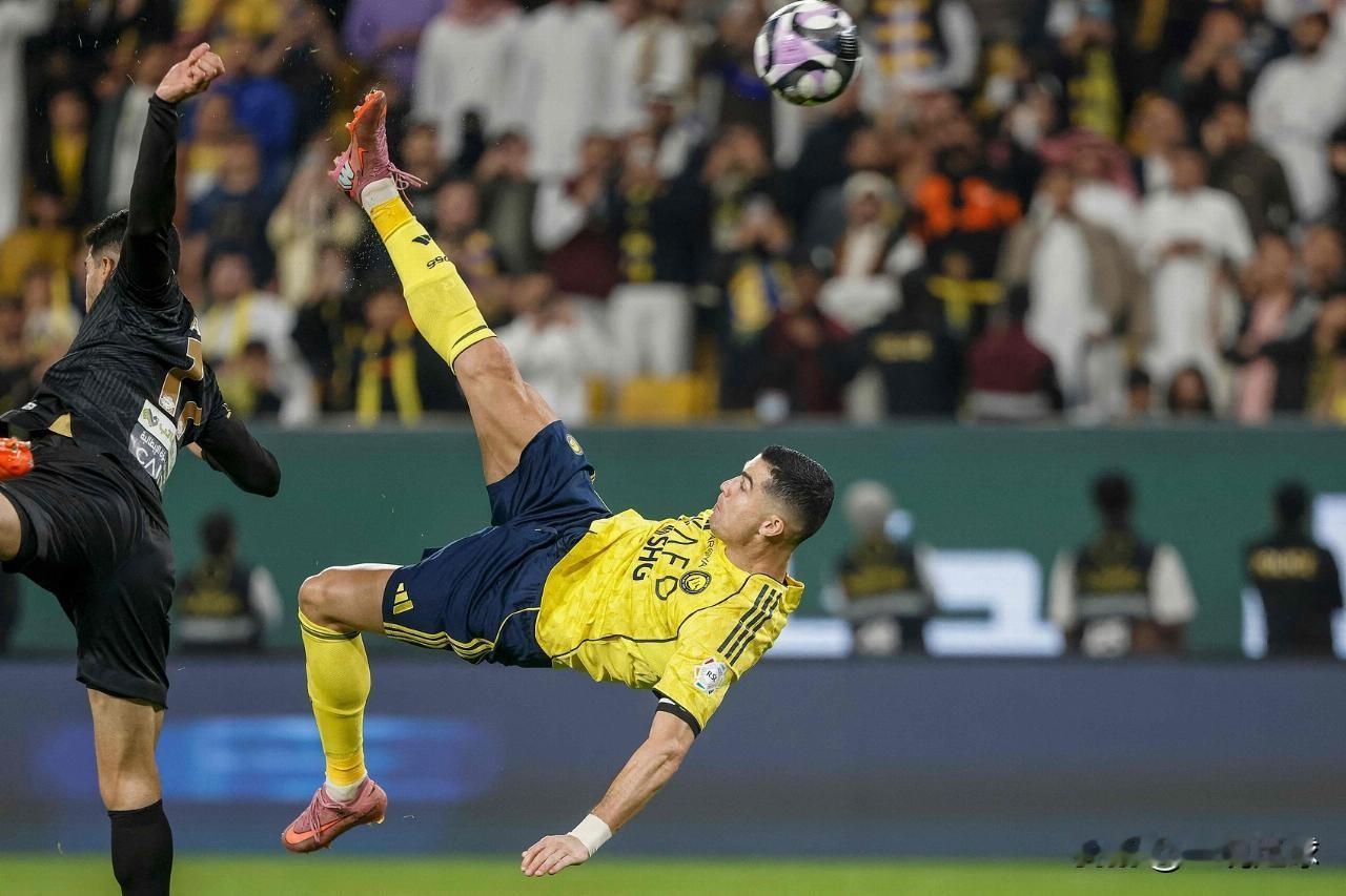 马上41岁的老将，依旧能战！这倒钩，感觉比之前在尤文的倒钩更难！C罗倒钩破门