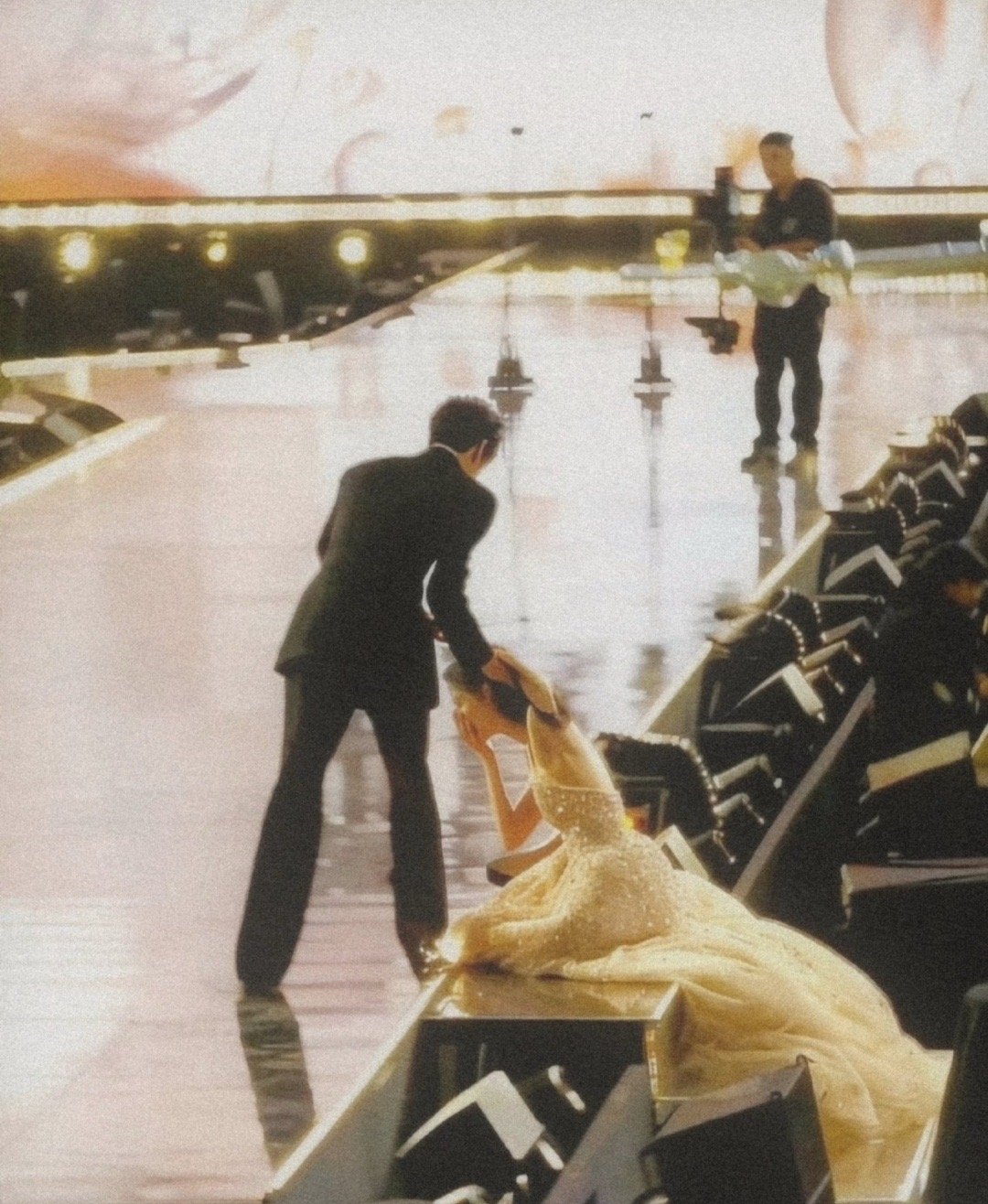 毕竟是10cm高跟鞋，现在还疼也是正常，台领奖踩裙摆失衡跪倒，膝盖磕台阶瞬间红肿