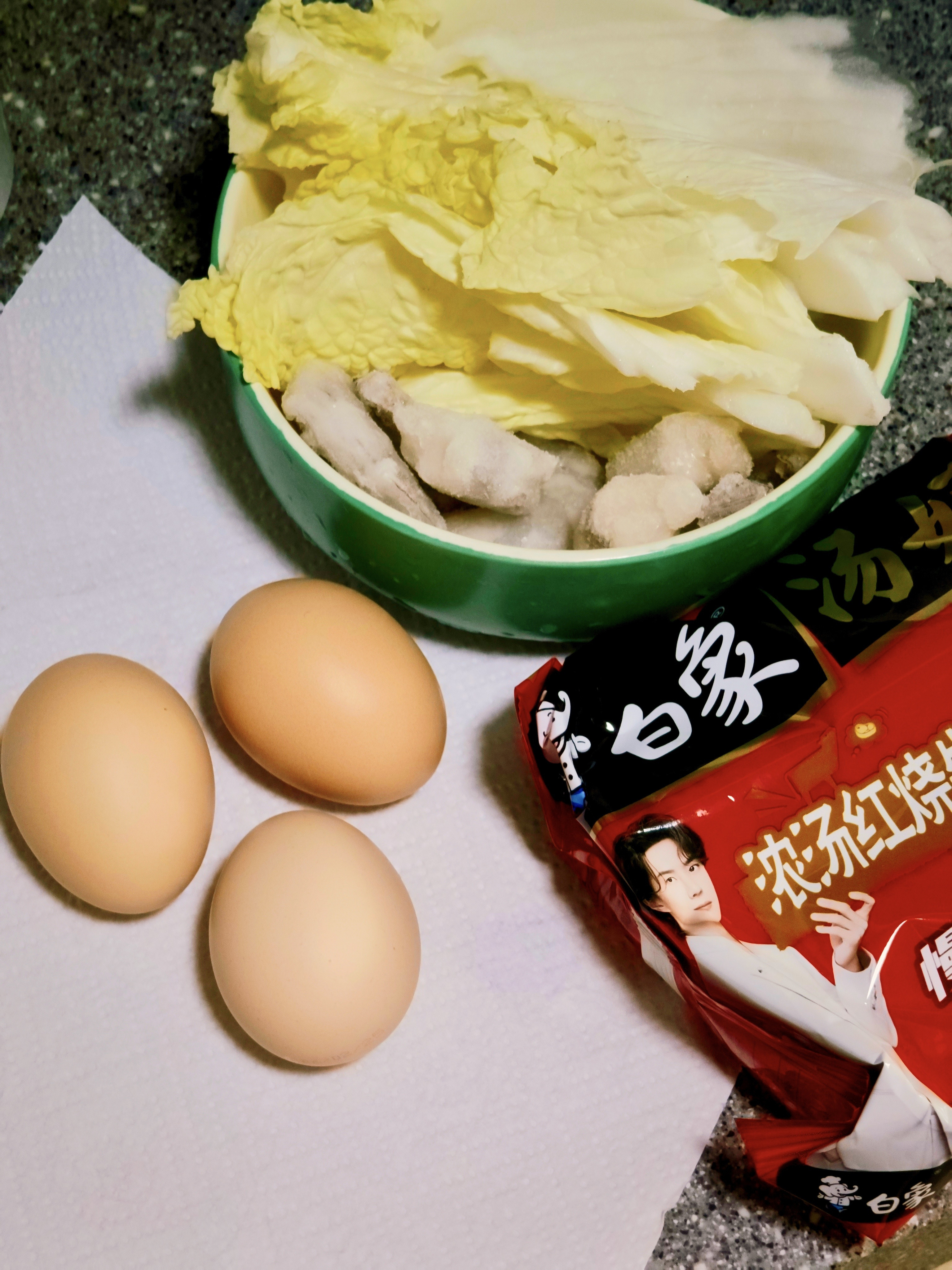 5颗虾，3个蛋，一盒鸡胸肉，一袋方便面，蹲腿约在3点半。主要是明天还要出