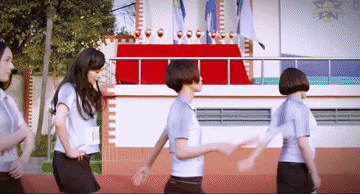 对于自律的杨幂来说，能看到她腰粗背厚的样子也就只能在小时代里了，从侧身看，杨幂身