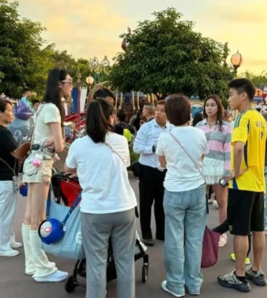 奚梦瑶一家迪士尼过六一，4保姆随行超吸睛。这种家庭四个都算少了，多了也不奇怪，
