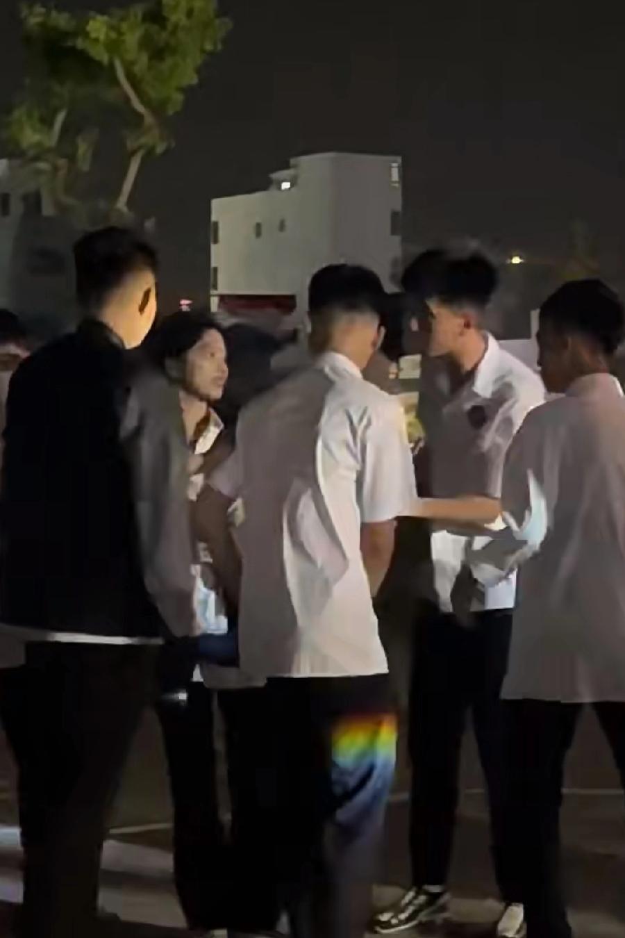 奉劝各位家长，如果你的女儿，打电话说晚上去女同学家里住，千万不能相信！刚从外面