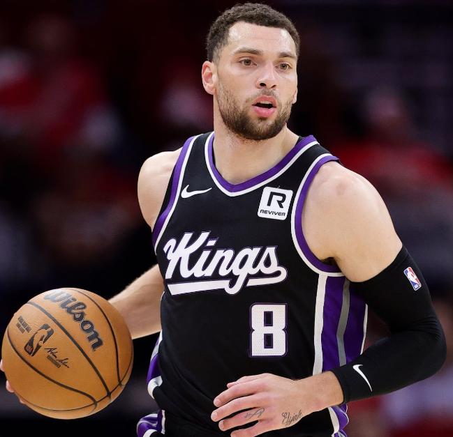 拉文聪明啊，选择入袋为安！据美记JamesHam报道，这个休赛期国王原本愿