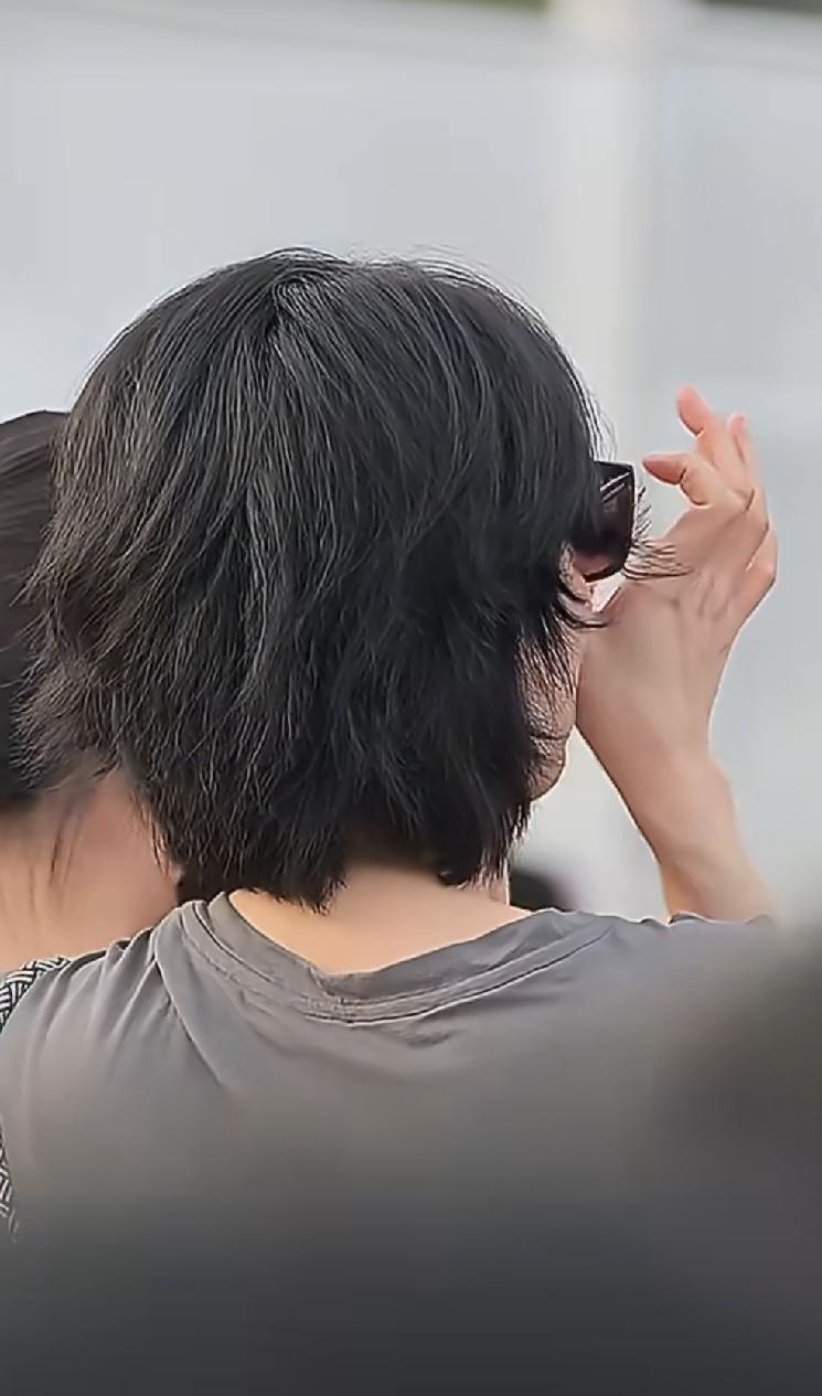 王菲这是哭了吗？8月29日，王菲现身音乐节，这一幕被人拍了下来，原来她真的