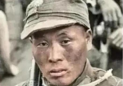 1945年5月，机枪手曾岳峰因伤掉队，没想到，他遇到100名日军正在吃饭！他立马