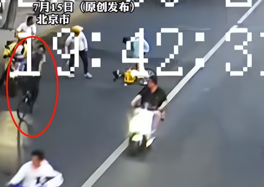 后续！42岁男子别14岁少女单车被行拘，救人外卖员家庭困境意外曝光