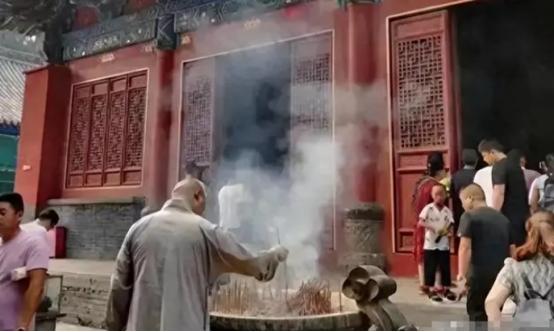 从最近的封庙，封路等来看，可能敌方的渗透已经严重了，甚至可能到了无孔不入的程度。