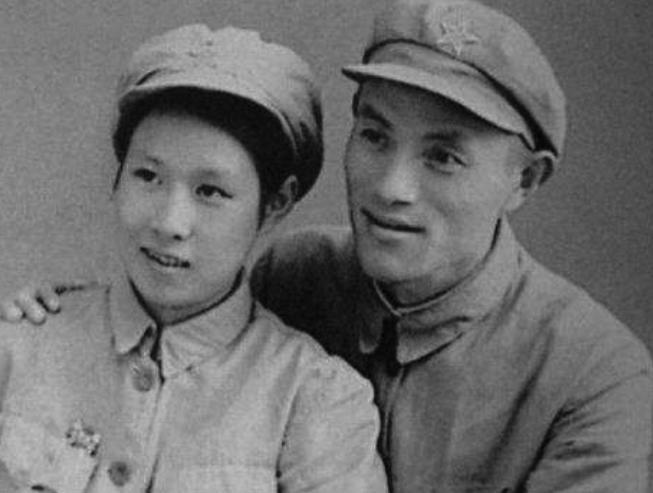 1940年，皮定均看上了女干部张烽，就让县长去说媒。张烽拒绝后，县长仍在劝，张烽