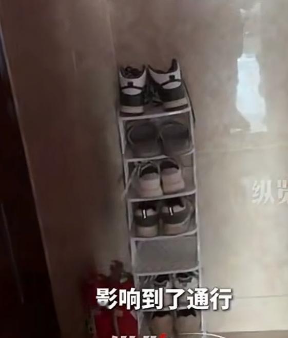 楼道里的PK:你放鞋架当我路恶心我我放老人遗像吓s