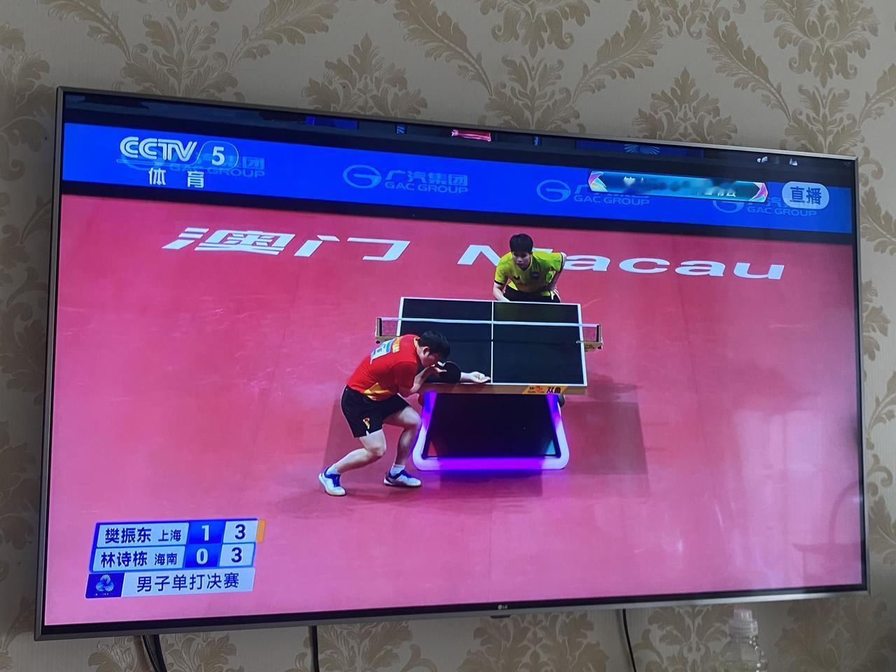 樊振东毫无悬念的拿下冠军，大比分4：1，林诗栋前两局还能搏一下，第三四局，明显被