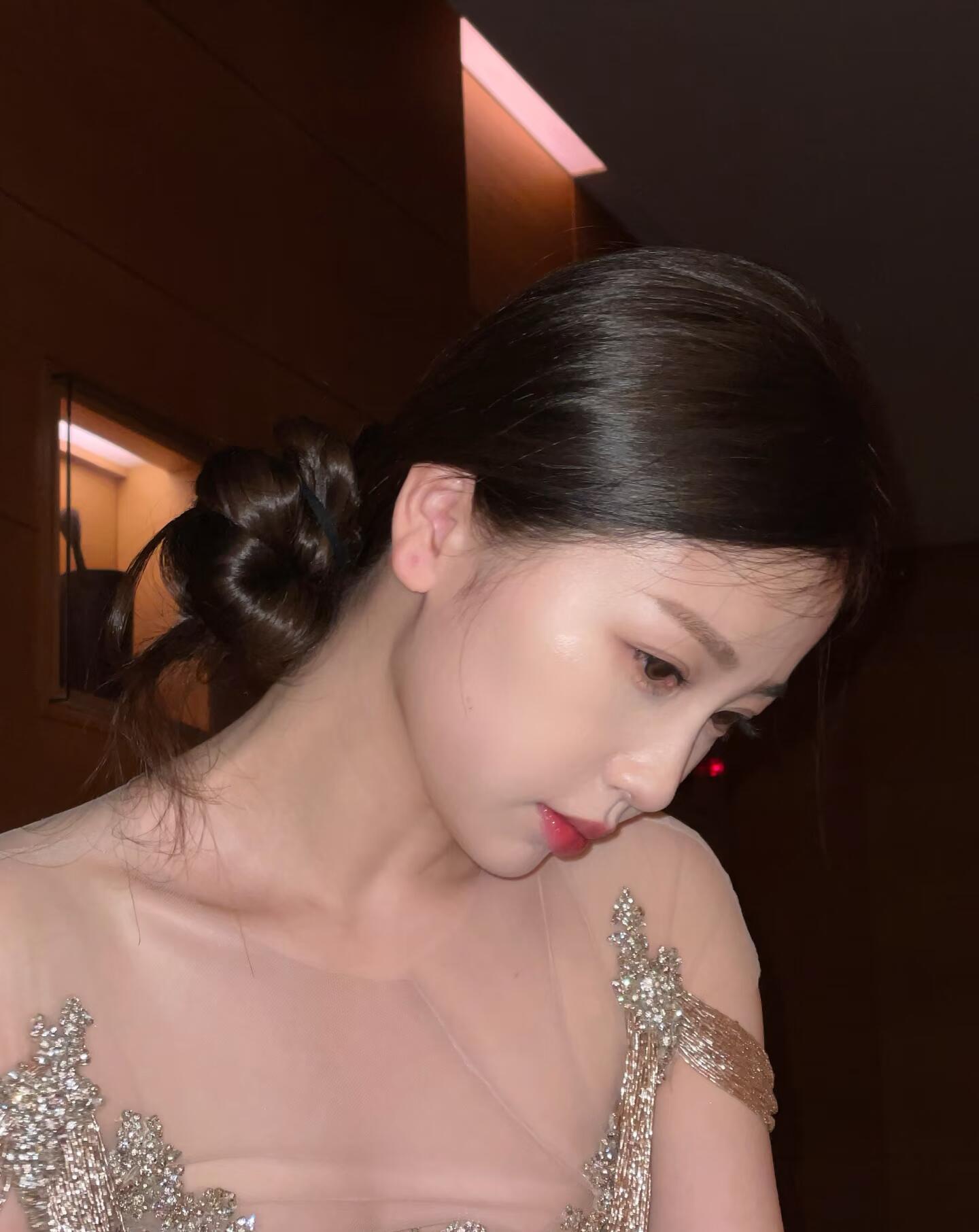 她说“就算不规则也很漂亮”美是不被定义的！无论是塌鼻梁也好高鼻梁也罢我就是我最