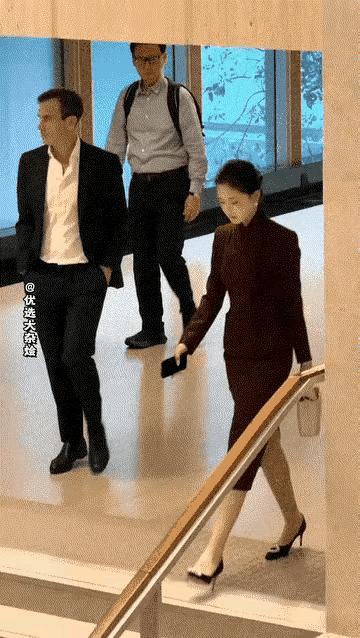 气质美女出场，吸引到了我！看看有没有引起你的观注！