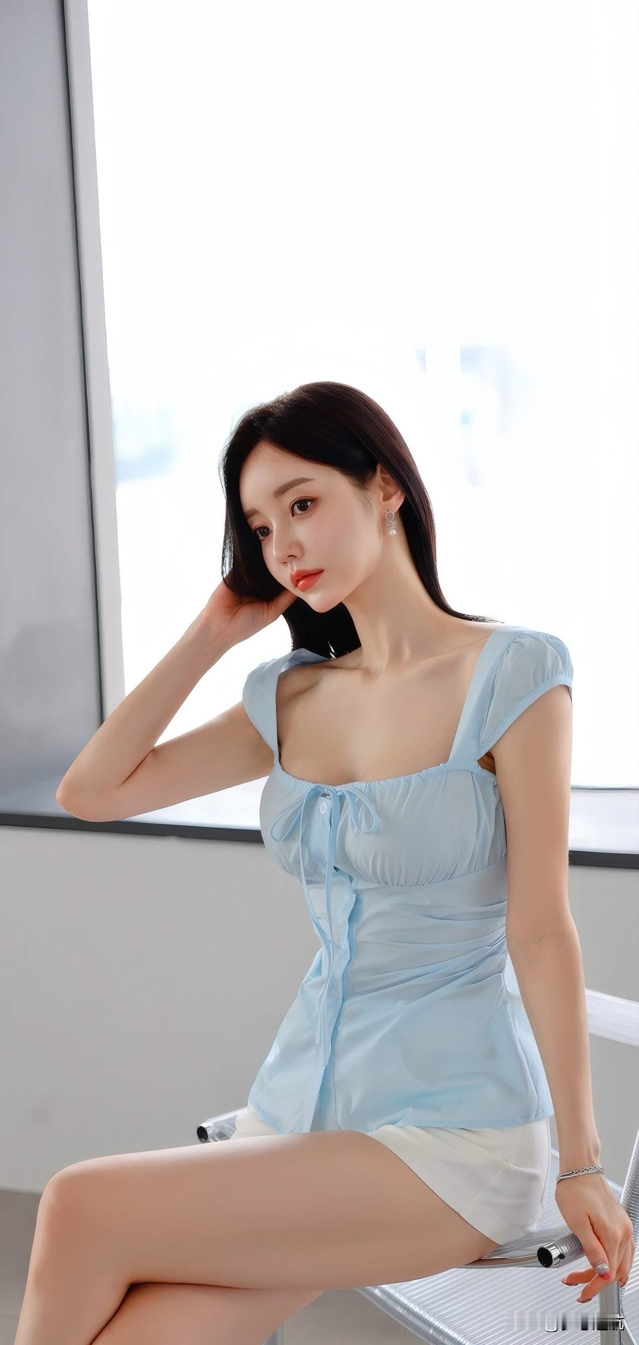 清新夏日穿搭，浅蓝色连衣裙搭配白色短裤，甜美又时尚！🌞👗👠女生怎么穿搭会看