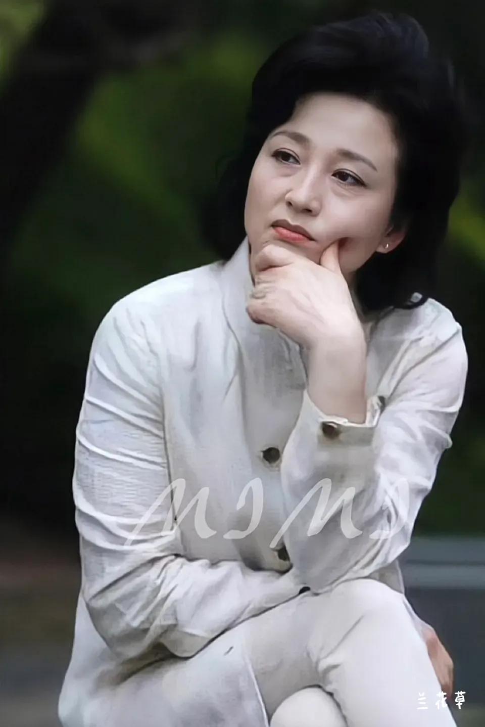 认识她吗？韩国女演员。一个内核优质，长相漂亮的女人。韩剧《爱在何方》中的池英善