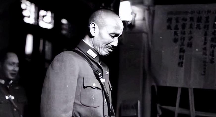 南京保卫战出了名的惨烈，他却从死人堆里爬了出来，却没想到蒋介石要秘密处决他，这到